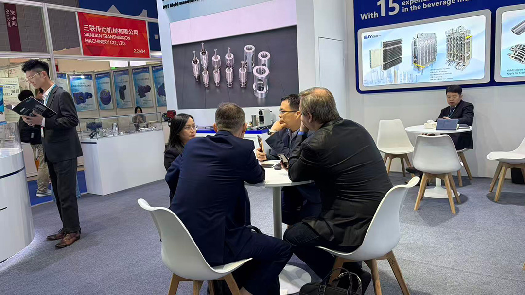 BJY PET mold experts discussing customized PET preform mold and bottle mold solutions with international customers. BJY PET mold experts discussing customized PET preform mold and bottle mold solutions with international customers.